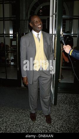 19. April 2002 - Hollywood, CA, USA - K24760MR: 11. Todesstrafe FOCUS AWARDS DINNER. REGENT WILSHIRE HOTEL, BEVERLY HILLS.CA 04/18/2002.DANNY GLOVER. MILAN RYBA / 2002 (Kredit-Bild: © Globe Photos/ZUMAPRESS.com) Stockfoto