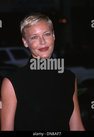 12. Juni 2002 - Los Angeles, CA, USA - K25242EG: WINDTALKERS PREMIERE. GRAUMANS CHINESE THEATER, HOLLYWOOD, CA 06/11/2002.CONNIE NIELSON. ED GELLER / 2002 (Kredit-Bild: © Globe Photos/ZUMAPRESS.com) Stockfoto