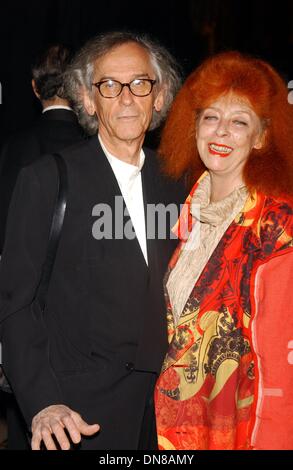 7. Oktober 2002 - K26589AR: AMERICANS FOR THE ARTS, statt seinen 7. jährlichen NATIONAL ARTS AWARDS CIPRIANI 42ND Street IN NEW YORK CITY 07.10.2002. ANDREA RENAULT / 2002.CHRISTO und Frau (Kredit-Bild: © Globe Photos/ZUMAPRESS.com) Stockfoto