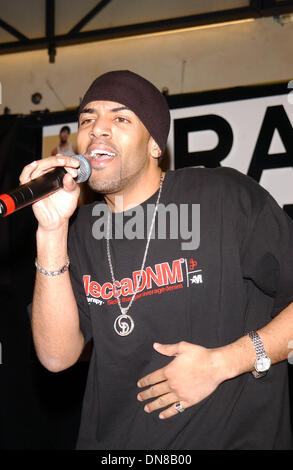 19. November 2002 - K27283AR. CRAIG DAVID FEIERT DIE VERÖFFENTLICHUNG SEINES ZWEITEN ALBUMS '' GLATTER ALS IHRE DURCHSCHNITTLICHE '' MIT EINER SPEZIELLEN IN-STORE-LEISTUNG BEI VIRGIN MEGASTORE, 1540 BROADWAY, NEW YORK CITY 19.11.2002. ANDREA RENAULT / 2002 (Kredit-Bild: © Globe Photos/ZUMAPRESS.com) Stockfoto