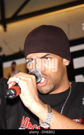 19. November 2002 - K27283AR. CRAIG DAVID FEIERT DIE VERÖFFENTLICHUNG SEINES ZWEITEN ALBUMS '' GLATTER ALS IHRE DURCHSCHNITTLICHE '' MIT EINER SPEZIELLEN IN-STORE-LEISTUNG BEI VIRGIN MEGASTORE, 1540 BROADWAY, NEW YORK CITY 19.11.2002. ANDREA RENAULT / 2002 (Kredit-Bild: © Globe Photos/ZUMAPRESS.com) Stockfoto