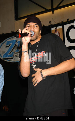 19. November 2002 - K27283AR. CRAIG DAVID FEIERT DIE VERÖFFENTLICHUNG SEINES ZWEITEN ALBUMS '' GLATTER ALS IHRE DURCHSCHNITTLICHE '' MIT EINER SPEZIELLEN IN-STORE-LEISTUNG BEI VIRGIN MEGASTORE, 1540 BROADWAY, NEW YORK CITY 19.11.2002. ANDREA RENAULT / 2002 (Kredit-Bild: © Globe Photos/ZUMAPRESS.com) Stockfoto