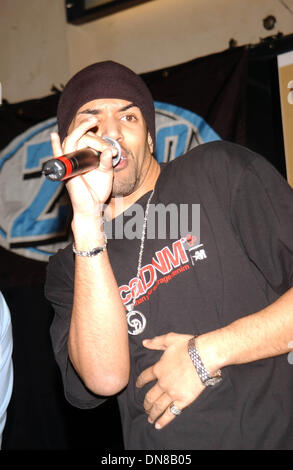 19. November 2002 - K27283AR. CRAIG DAVID FEIERT DIE VERÖFFENTLICHUNG SEINES ZWEITEN ALBUMS '' GLATTER ALS IHRE DURCHSCHNITTLICHE '' MIT EINER SPEZIELLEN IN-STORE-LEISTUNG BEI VIRGIN MEGASTORE, 1540 BROADWAY, NEW YORK CITY 19.11.2002. ANDREA RENAULT / 2002 (Kredit-Bild: © Globe Photos/ZUMAPRESS.com) Stockfoto