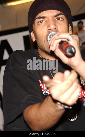 19. November 2002 - K27283AR. CRAIG DAVID FEIERT DIE VERÖFFENTLICHUNG SEINES ZWEITEN ALBUMS '' GLATTER ALS IHRE DURCHSCHNITTLICHE '' MIT EINER SPEZIELLEN IN-STORE-LEISTUNG BEI VIRGIN MEGASTORE, 1540 BROADWAY, NEW YORK CITY 19.11.2002. ANDREA RENAULT / 2002 (Kredit-Bild: © Globe Photos/ZUMAPRESS.com) Stockfoto