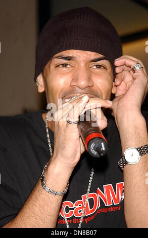 19. November 2002 - K27283AR. CRAIG DAVID FEIERT DIE VERÖFFENTLICHUNG SEINES ZWEITEN ALBUMS '' GLATTER ALS IHRE DURCHSCHNITTLICHE '' MIT EINER SPEZIELLEN IN-STORE-LEISTUNG BEI VIRGIN MEGASTORE, 1540 BROADWAY, NEW YORK CITY 19.11.2002. ANDREA RENAULT / 2002 (Kredit-Bild: © Globe Photos/ZUMAPRESS.com) Stockfoto