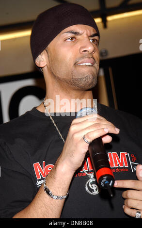 19. November 2002 - K27283AR. CRAIG DAVID FEIERT DIE VERÖFFENTLICHUNG SEINES ZWEITEN ALBUMS '' GLATTER ALS IHRE DURCHSCHNITTLICHE '' MIT EINER SPEZIELLEN IN-STORE-LEISTUNG BEI VIRGIN MEGASTORE, 1540 BROADWAY, NEW YORK CITY 19.11.2002. ANDREA RENAULT / 2002 (Kredit-Bild: © Globe Photos/ZUMAPRESS.com) Stockfoto