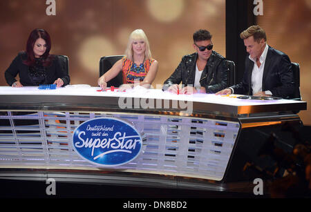 Hürth, Deutschland. 19. Dezember 2013. Die neue DSDS-Juroren (L-R), Sängerin Marianne Rosenberg, Frontfrau der Electro pop Band Mia., Mieze Katz, Prinz Kay One Rapper und Produzent Dieter Bohlen sitzen während der Aufzeichnung von TV-Event "30 Jahre RTL - das große Jubiläum zeigen Thomas Gottschalk" in Hürth, Deutschland, 19. Dezember 2013. Die letzten zwei Jubiläums-Shows wird 04 Januar 2014 übertragen. Foto: Henning Kaiser/Dpa/Alamy Live News Stockfoto