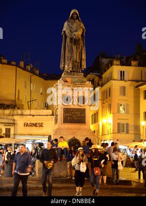 Rom, Italien. 13. Mai 2013. Auf der Piazza steht Campo de Fiori ein Denkmal des dominikanischen Vaters und Naturphilosoph Giordano Bruno, der auf der Piazza am 17 Februar 1600 in Rom, Italien, 13. Mai 2013 verbrannt wurde. Foto: Waltraud Grubitzsch - kein Draht-SERVICE-/ Dpa/Alamy Live News Stockfoto