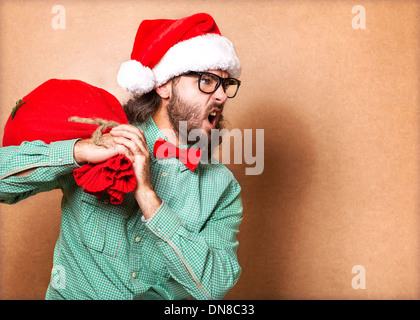 Hipster in der Kleidung der Weihnachtsmann mit Geschenken Stockfoto