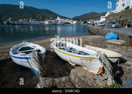 Kleine Fischerboote am Strand im Meer des Künstlers Stadt Cadaques, Halbinsel Cap de Creus, Costa Brava, Katalonien, Spanien Stockfoto