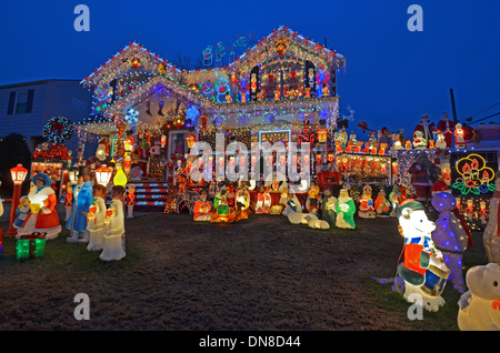 Ein Haus in Bayside, Queens, New York mit aufwendiger Beleuchtung zu Weihnachten. Stockfoto