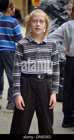 Ein religiösen jüdischer jungen mit langen Schläfenlocken auf eine Aussparung zu brechen, in Williamsburg, Brooklyn, New York Stockfoto