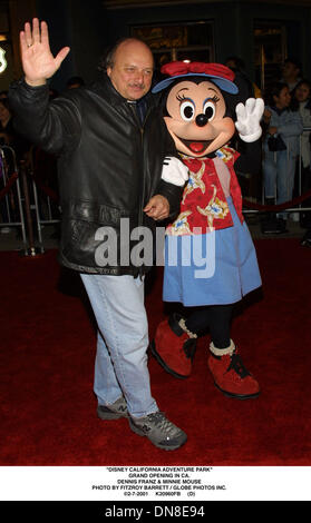 7. Februar 2001 - '' DISNEY CALIFORNIA ADVENTURE PARK''. GRAND OPENING IN CA... DENNIS FRANZ & MINNIE MAUS. FITZROY BARRETT / 07.02.2001 K20960FB (D) (Kredit-Bild: © Globe Photos/ZUMAPRESS.com) Stockfoto