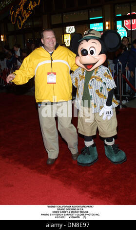 7. Februar 2001 - '' DISNEY CALIFORNIA ADVENTURE PARK''. GRAND OPENING IN CA... ZEICHNETE CAREY & MICKEY MAUS. FITZROY BARRETT / 07.02.2001 K20960FB (D) (Kredit-Bild: © Globe Photos/ZUMAPRESS.com) Stockfoto