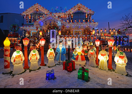 Ein Haus in Bayside, Queens, New York mit aufwendiger Beleuchtung zu Weihnachten. Stockfoto