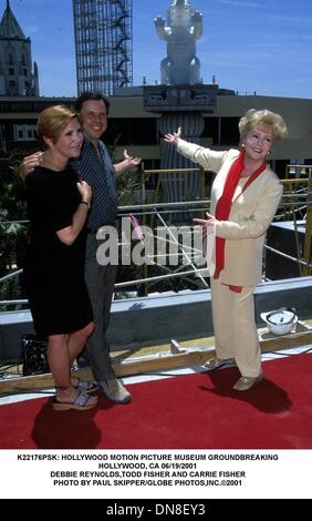 19. Juni 2001 - K22176PSK: HOLLYWOOD MOTION PICTURE MUSEUM Spatenstich. HOLLYWOOD, CA 06/19/2001.DEBBIE REYNOLDS, TODD FISHER UND CARRIE FISHER. PAUL SKIPPER / 2001 (Kredit-Bild: © Globe Photos/ZUMAPRESS.com) Stockfoto