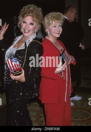 15. Oktober 2001 - K23110EG: THALIAN der ALLJÄHRLICHEN GALA. CENTURY PLAZA HOTEL, CENTURY CITY, CA 10/13/2001.DEBBIE REYNOLDS UND RUTA LEE. ED GELLER / 2001 (Kredit-Bild: © Globe Photos/ZUMAPRESS.com) Stockfoto