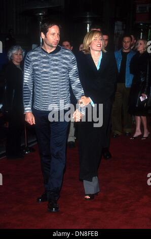 20. Dezember 2001 - K23578TR: 06.12.01.'' DIE ROYAL TENENBAUMS "FILM-PREMIERE IM EL CAPITAN THEATRE IN HOLLYWOOD, CA... DAVID DUCHOVNY MIT SEINER FRAU TEA LEONI. TOM RODRIGUEZ / 2001 (Kredit-Bild: © Globe Photos/ZUMAPRESS.com) Stockfoto