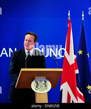 Brüssel, Belgien. 20. Dezember 2013. Der britische Premierminister David Cameron besucht die Pressekonferenz nach dem zweitägigen Europäischen Union (EU)-Gipfel in Brüssel, Hauptstadt von Belgien, 20. Dezember 2013. Bildnachweis: Zhou Lei/Xinhua/Alamy Live-Nachrichten Stockfoto