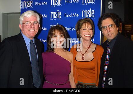 15. April 2002 - K24739JBB: 4/15/02.ROSIE o ' DONNELL feiert den ersten Jahrestag ihrer Zeitschrift 'ROSIE' an das INTERNATIONAL CENTER OF PHOTOGRAPHY, New York... PHIL DONAHUE MIT FRAU MARLO THOMAS UND MARY TYLER MOORE MIT IHREM EHEMANN. JOHN BARRETT / 2002 (Kredit-Bild: © Globe Photos/ZUMAPRESS.com) Stockfoto