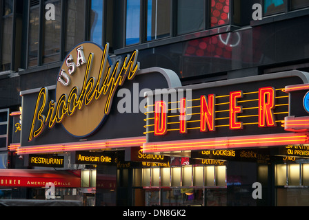 Leuchtreklame von Brooklyn Diner Restaurant am Times Square in New York Stockfoto