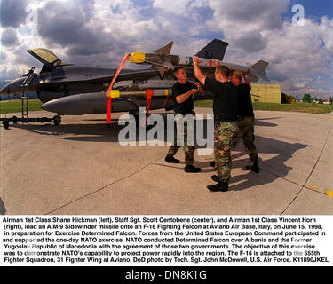 1. Juni 1998 - Aviano Afb, IT - 980615-F-0000 M-006... Airman 1st Class Shane Hickman (links), Staff Sgt Scott Centobene (Mitte) und Flieger 1. Klasse Vincent Horn (rechts), laden eine AIM-9 Sidewinder-Rakete auf ein f-16 Fighting Falcon in Aviano Air Base, Italien, am 15. Juni 1998, in Vorbereitung auf die Übung bestimmt Falcon.  Kräfte aus dem United States European Command teilnehmen Stockfoto