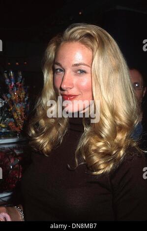 17. Oktober 2001 - K23143HMc: 10/16/01.DYLAN'S CANDY BAR GRAND Eröffnung IN New York... ELAINE IRWIN. HENRY McGEE / 2001 (Kredit-Bild: © Globe Photos/ZUMAPRESS.com) Stockfoto