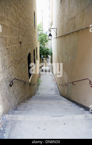 einer engen Fußgängerzone in Paris Stockfoto