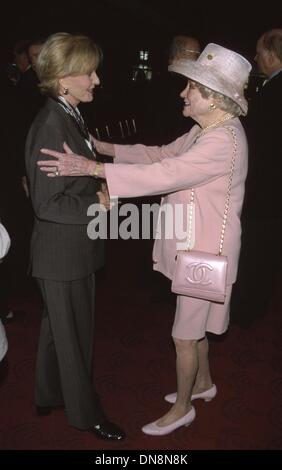 6. März 2002 - K24284MR: BOB und DELORES HOPE FOUNDATION vorgestellt. TV-AKADEMIE GOLDENSON THEATER, NORTH HOLLYWOOD, CA 03/05/2002.FLORENCE HENDERSON UND PHYLLIS DILLER. MILAN RYBA / 2002 (Kredit-Bild: © Globe Photos/ZUMAPRESS.com) Stockfoto