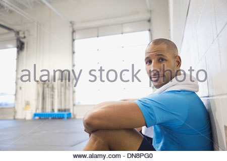 Porträt von zuversichtlich Mann in Crossfit gym