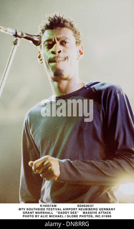 26. Juni 1999 - K16057AM 06/26-27/99.MTV SOUTHSIDE FESTIVAL Flughafen. NEUBIBERG, DEUTSCHLAND. MARSHALL GRANT '' DADDY DEE'' MASSIVE ATTACK. ALEC MICHAEL / 1999 (Kredit-Bild: © Globe Photos/ZUMAPRESS.com) Stockfoto