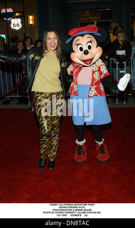 7. Februar 2001 - '' DISNEY CALIFORNIA ADVENTURE PARK''. GRAND OPENING IN CA... FRAN DRESCHER & MINNIE MAUS. FITZROY BARRETT / 07.02.2001 K20960FB (D) (Kredit-Bild: © Globe Photos/ZUMAPRESS.com) Stockfoto