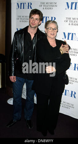 4. März 2002 - K24255MR: WILLIAM S. PALEY FERNSEHFESTIVALS.'' QUEER AS FOLK ". DGA, LA, CA 03/02/2002.SHARON GLESS UND GALE HAROLD. MILAN RYBA / 2002 (Kredit-Bild: © Globe Photos/ZUMAPRESS.com) Stockfoto