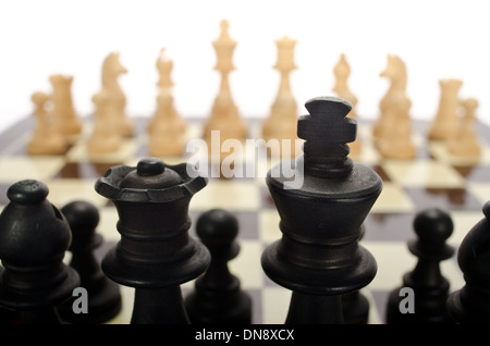 traditionelle Holz Schachfiguren auf Schachbrett in verschiedenen Positionen Stockfoto