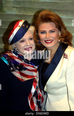 23. Mai 2002 - K25147JBB USO MITTAGESSENS. PIERRE HOTEL, NEW YORK 23.05.02. JOHN BARRETT / 2002.GEORGETTE MOSBACHER. UND Mutter (Kredit-Bild: © Globe Photos/ZUMAPRESS.com) Stockfoto