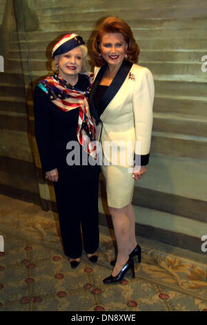 23. Mai 2002 - K25147JBB USO MITTAGESSENS. PIERRE HOTEL, NEW YORK 23.05.02. JOHN BARRETT / 2002.GEORGETTE MOSBACHER. UND Mutter (Kredit-Bild: © Globe Photos/ZUMAPRESS.com) Stockfoto