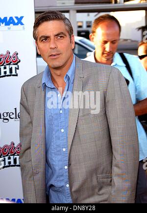 23. Juli 2002 - Beverly Hills, CA, USA - GEORGE CLOONEY. "Full Frontal'' Premiere.Beverly Hills, CA 23.07.02. Lockwood.   2002 K2109LOC (Kredit-Bild: © Globe Photos/ZUMAPRESS.com) Stockfoto