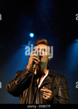 Berlin, Deutschland. 19. Dezember 2013. Lead-Sänger Sven Budja der Berliner Rock ' n Roll Band "The Baseballs" auf der Bühne bei der AIDA Night of Proms 2013 in der O2 World in Berlin, Deutschland, 19. Dezember 2013 führt. Foto: Roland Popp/Dpa/Alamy Live News Stockfoto