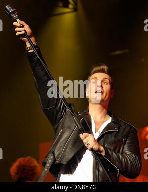 Berlin, Deutschland. 19. Dezember 2013. Lead-Sänger Sven Budja der Berliner Rock ' n Roll Band "The Baseballs" auf der Bühne bei der AIDA Night of Proms 2013 in der O2 World in Berlin, Deutschland, 19. Dezember 2013 führt. Foto: Roland Popp/Dpa/Alamy Live News Stockfoto