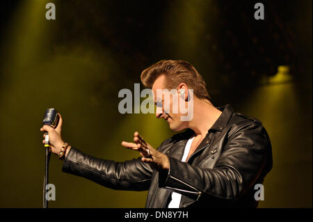 Berlin, Deutschland. 19. Dezember 2013. Lead-Sänger Sven Budja der Berliner Rock ' n Roll Band "The Baseballs" auf der Bühne bei der AIDA Night of Proms 2013 in der O2 World in Berlin, Deutschland, 19. Dezember 2013 führt. Foto: Roland Popp/Dpa - News WIRE SERVICE/Dpa/Alamy Live Stockfoto