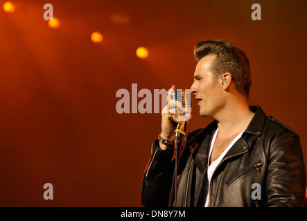 Berlin, Deutschland. 19. Dezember 2013. Lead-Sänger Sven Budja der Berliner Rock ' n Roll Band "The Baseballs" auf der Bühne bei der AIDA Night of Proms 2013 in der O2 World in Berlin, Deutschland, 19. Dezember 2013 führt. Foto: Roland Popp/Dpa - News WIRE SERVICE/Dpa/Alamy Live Stockfoto