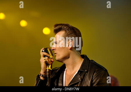 Berlin, Deutschland. 19. Dezember 2013. Lead-Sänger Sven Budja der Berliner Rock ' n Roll Band "The Baseballs" auf der Bühne bei der AIDA Night of Proms 2013 in der O2 World in Berlin, Deutschland, 19. Dezember 2013 führt. Foto: Roland Popp/Dpa - News WIRE SERVICE/Dpa/Alamy Live Stockfoto