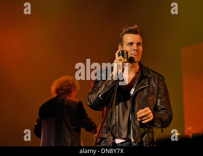 Berlin, Deutschland. 19. Dezember 2013. Lead-Sänger Sven Budja der Berliner Rock ' n Roll Band "The Baseballs" auf der Bühne bei der AIDA Night of Proms 2013 in der O2 World in Berlin, Deutschland, 19. Dezember 2013 führt. Foto: Roland Popp/Dpa - News WIRE SERVICE/Dpa/Alamy Live Stockfoto