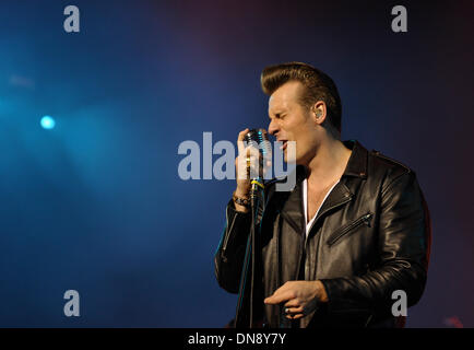 Berlin, Deutschland. 19. Dezember 2013. Lead-Sänger Sven Budja der Berliner Rock ' n Roll Band "The Baseballs" auf der Bühne bei der AIDA Night of Proms 2013 in der O2 World in Berlin, Deutschland, 19. Dezember 2013 führt. Foto: Roland Popp/Dpa - News WIRE SERVICE/Dpa/Alamy Live Stockfoto