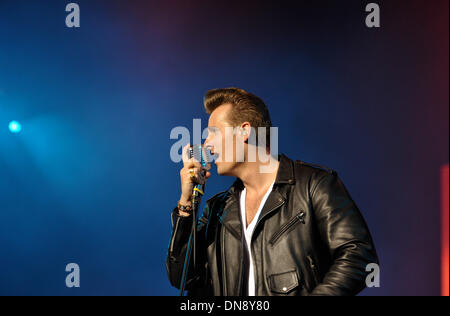 Berlin, Deutschland. 19. Dezember 2013. Lead-Sänger Sven Budja der Berliner Rock ' n Roll Band "The Baseballs" auf der Bühne bei der AIDA Night of Proms 2013 in der O2 World in Berlin, Deutschland, 19. Dezember 2013 führt. Foto: Roland Popp/Dpa - News WIRE SERVICE/Dpa/Alamy Live Stockfoto