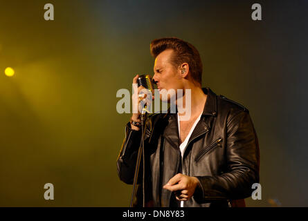 Berlin, Deutschland. 19. Dezember 2013. Lead-Sänger Sven Budja der Berliner Rock ' n Roll Band "The Baseballs" auf der Bühne bei der AIDA Night of Proms 2013 in der O2 World in Berlin, Deutschland, 19. Dezember 2013 führt. Foto: Roland Popp/Dpa - News WIRE SERVICE/Dpa/Alamy Live Stockfoto