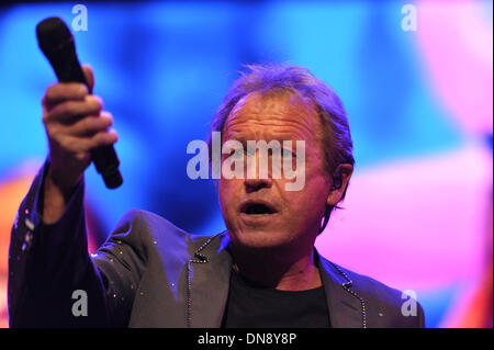 Berlin, Deutschland. 19. Dezember 2013.  Britische Level 42 Sänger und Bassist Mark King führt auf der Bühne bei der AIDA Night of Proms 2013 in der O2 World in Berlin, Deutschland, 19. Dezember 2013. Foto: Roland Popp/Dpa - News WIRE SERVICE/Dpa/Alamy Live Stockfoto