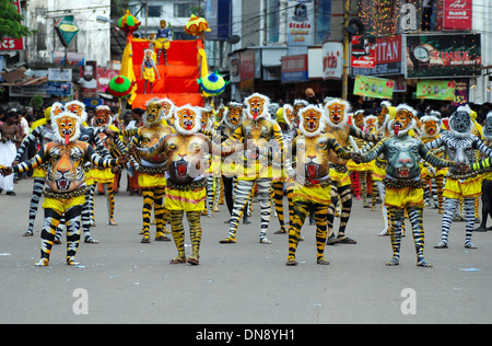 Pulikkali oder Tiger tanzen Darsteller aus den Straßen von Thrissur, Kerala, Indien während Onam Feier Stockfoto