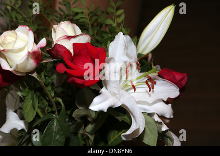 Blumenstrauß - weißen und roten Rosen und Lilien Stockfoto
