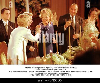 23. April 1999 - April 23, K15498 1999.Washington, DC. NATO-Gipfeltreffen - Abendessen zum 50-jährigen der NATO. Beim weißen Haus Abendessen Toast Hillary Clinton tschechischen Premier Vaclav Havel und Frau Dagmar Havlová; Der französische Präsident Jacques Chirac blickt auf... Pool von 1999 geliefert (Kredit-Bild: © Globe Photos/ZUMAPRESS.com) Stockfoto